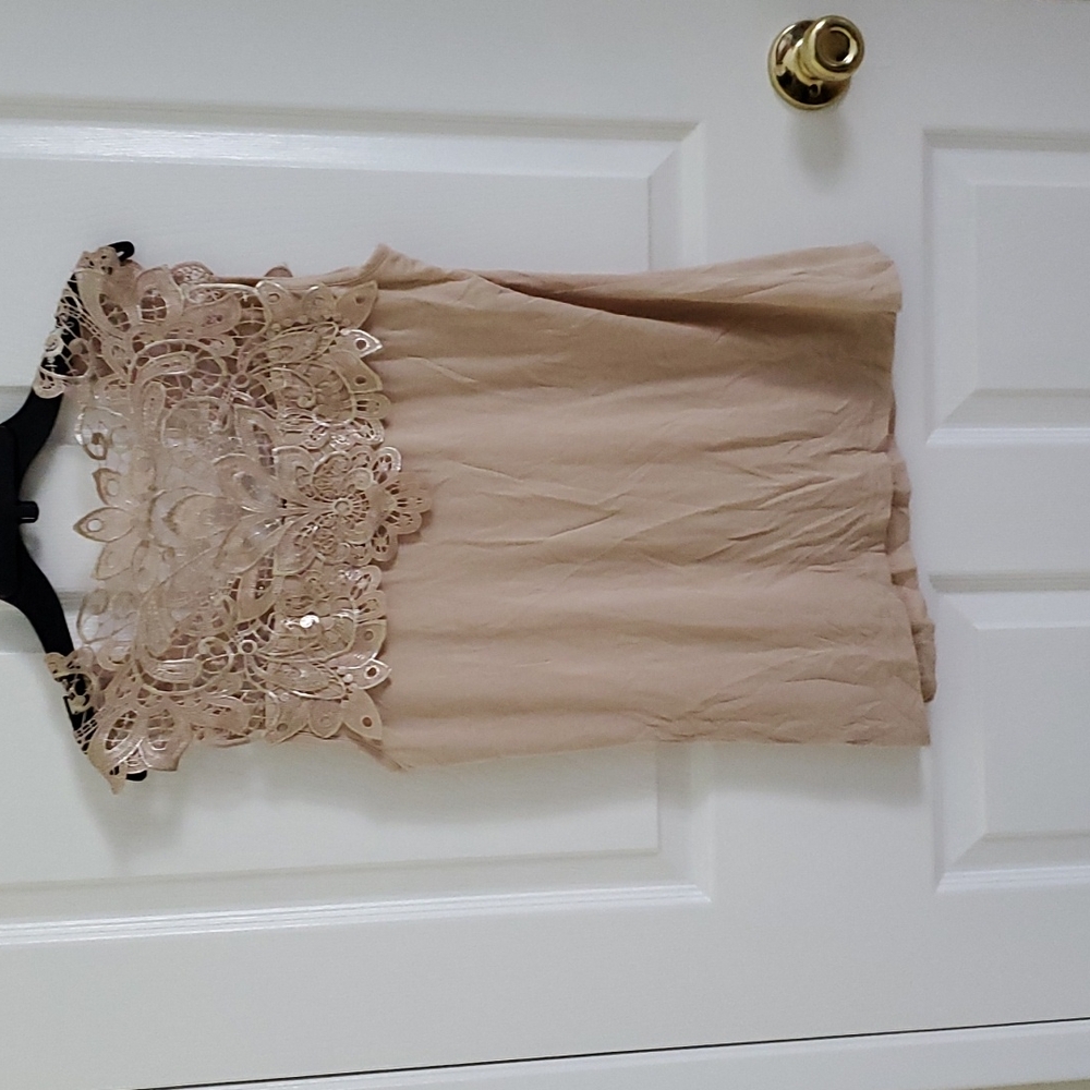 Beige tank with matching g lace appliquet.
